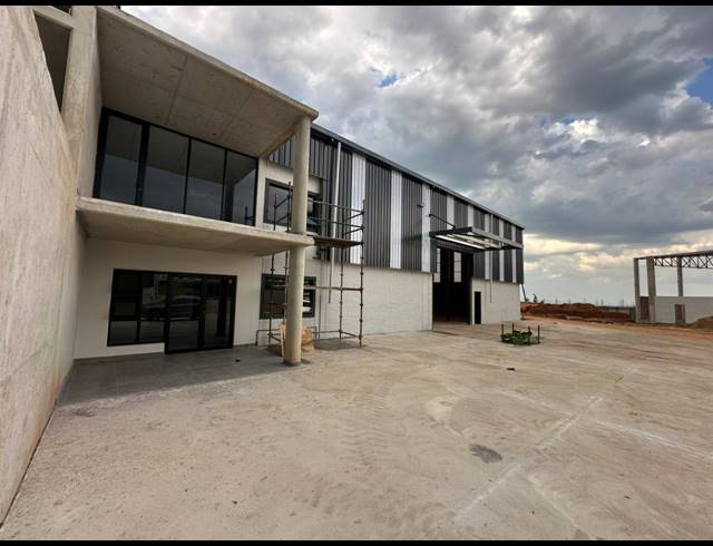 555M² WAREHOUSE TO LET IN LANSERIA